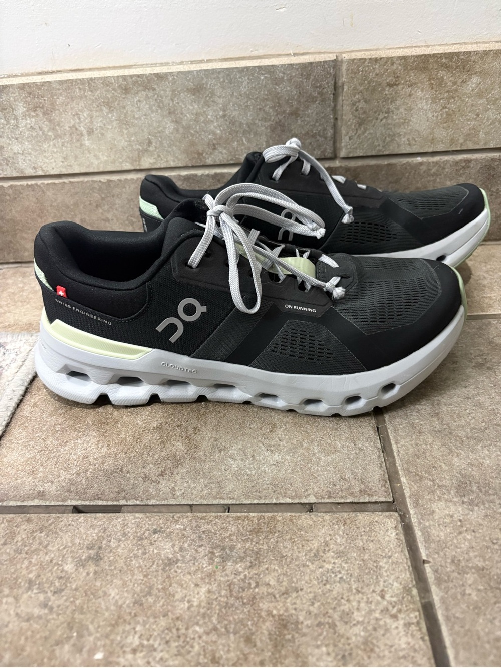 On Cloudrunner womens size 9